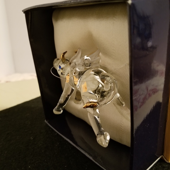 Glass Winged Bull / Cow Figurine with Gold Accents Ornament - Picture 2 of 4